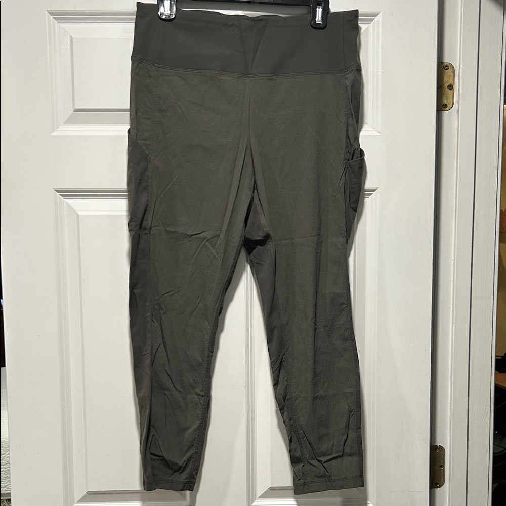 Athleta Trekkie Hybrid Crop Tight